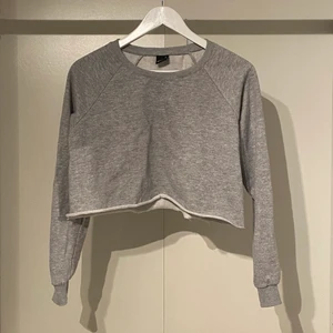 croppad sweatshirt grå - grå croppad sweatshirt från gina, i strl. XS men är lite oversized så skulle säga XS-S beroende på hur man vill ha den