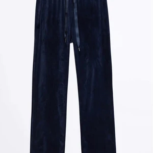 Mörkblåa velour mjukisbyxor - Skitsköna mjukisar från gina i modellen Cecilia. Använda max 10 gånger, så i princip nyskick. Nypris är 229 kr. Bara att skriva för fler bilder!💕 Köparen står för frakten.