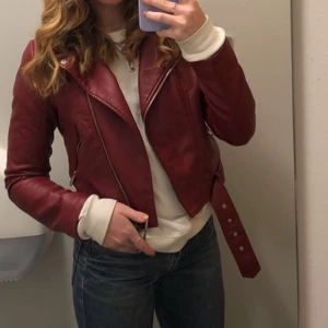 Skinnjacka - Säljer min sjukt fina ”röda” skinnjacka! Storlek 36, super bra skick. Hör av dig vid frågor 💙