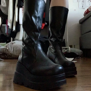 Plattform skor - Skitsnygga, köpta här på plick, står ingen storlek men uppskattas till ca36-37. Använda en gång av mig💓🤠👍🏻