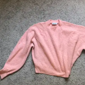 Jättefin rosa tröja från weekday i väldigt bra skick!:) Strl S men funkar till en xs också❤️✨ Perfekt nu till hösten!!