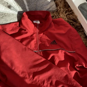 Addidas jacka  - Gammal addidas jacka i fräscht skick. Passar alla storlekar upp till L. Jag är en S och har varit perfekt för mig som en oversize jacka 💕