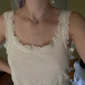 Linne - Benvitt/beige linne med spets👑 Är ganska oversized men jättelätt att sy in eller sätta en knut i ryggen. Sååå skönt material😻