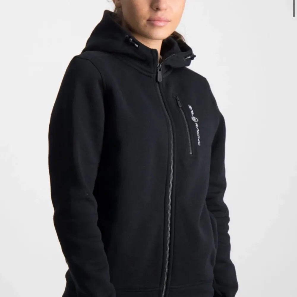 Säljer min Sail Racing hoodie som jag köpte på kidsbrandstore. Den är köpt för ungefär 1,5 år sen för 900 kr. I storlek 150, motsvarar Xs ungefär. Frakten ingår. Hoodies.
