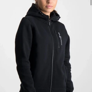 Sail Racing Kofta - Säljer min Sail Racing hoodie som jag köpte på kidsbrandstore. Den är köpt för ungefär 1,5 år sen för 900 kr. I storlek 150, motsvarar Xs ungefär. Frakten ingår