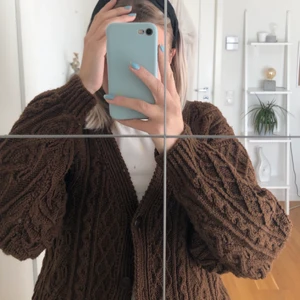 Stickad kofta - Säljer stickad kofta från second hand med lappen kvar🤎☁️🤍🥥