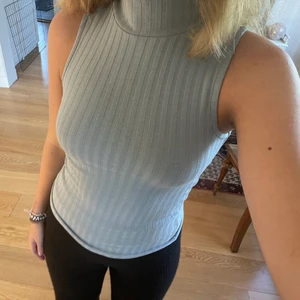 Ginatricot polo-linne - Super härlig blå färg på tröjan med ett manchester mönster på💙 jätte bra passform och har endast använts fåtal gånger! 