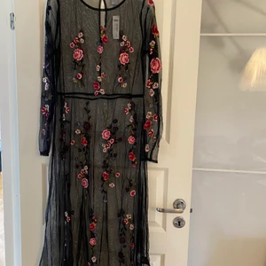 Lindex klänning oanvänd - Gör garderobsrensning och hittade denna superfina oanvända klänning från Lindex. Storlek small. Prislappen sitter kvar och nypris var 499:-⭐️