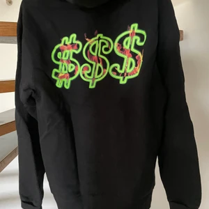 Cool Hoodie - Hoodie från SSS world corp i bra skick. Endast använd en gång, den är “oversized”