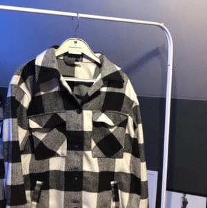 Rutig jacka 🖤 - En rutig jacka från ”hm” ,fint skick lite nopprig men inga skador (Fläckar, hål) eller så. Storlek M (sann till storlek) nypris 349, mitt pris 150