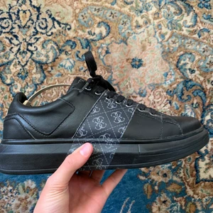 Guess skor storlek 44 - Guess skor som är i princip i perfekt kondition. Bara använda ett fåtal gånger. Säljer dem eftersom jag inte får användning av dem. Köpta för 1300kr.