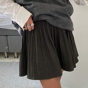 Söt kjol köpt secondhand i Stockholm. Passar på mig som är S men väldigt stretchig så funkar på XS-M