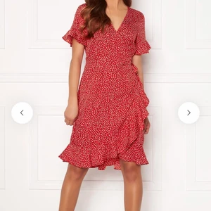 KLÄNNING - Klänning som aldrig kom till användning! Väldigt bra skick och som ny💗💗