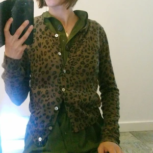 Leopard mönstrad kofta från Lindex - Normal i storleken, lite längre än midjelång