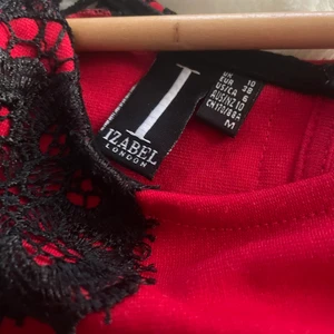 Klänning  - En röd fil klänning med späts detaljer. Skön alltså jätte bekvän material. Stårlek M men jag är även S och XS kan använda den o sitter perfekt. Mer bilder kan jag skicka