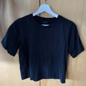 cropped t-shirt - En svart, croppad t-shirt från Gina Tricot! Den är i väldigt fint skick! Perfekt nu till hösten med en kofta över🖤 Skriv till mig privat om ni är intresserade!