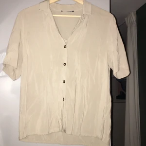 Kortärmad skjorta - Beige kortärmad skjorta i xs. Passar till det mesta! Har inte använt den supermycket så väldigt fint skick! 