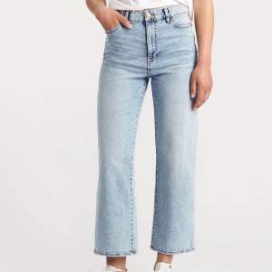 Superfina jeans som sålde slut från Lindex i modellen Hanna, köpta för 400 så säljer för 100 kr + frakt till att börja med! formar kroppen supersnyggt och är i en storlek 38 så tyvärr för stora för mig!
