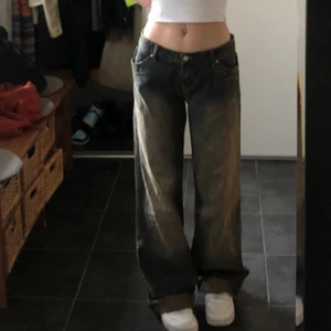 Low waist jeans  - Säljer dessa då jag är i behov av pengar. Är storlek XS men de är stora i storleken så skulle säga mer S. Insydda på sidorna för att passa i midjan (bild 3) köpta på I AM GIA(finns ej att köpa längre) köpare betalar för frakt 💕