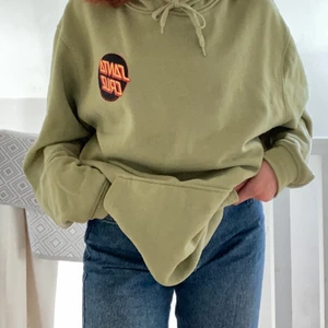 Santa cruz hoodie  - Säljer denna hoodien nu, använd men inga slitningar <3
