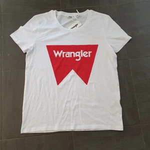 Wrangler T-shirt strl M, helt ny  - Vit t-shirt, Wrangler, köpt på Carlings. Aldrig använd då jag blev gravid och sedan har inte storleken passat mig, lapp är kvar. Strl M. 