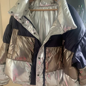 Vinterjacka - Säljer denna såååå fina jackan ifrån zara ❤️ har lagt upp denna förut så kolla i min profil om du vill se bilder med den på!