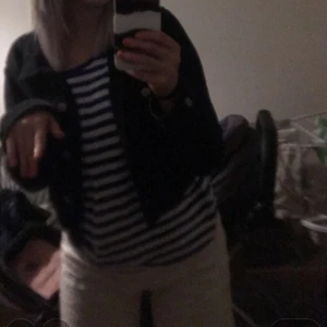 Randig tröja från gina  - En blå vit randig tröja från gina köpt förra året. Använder inte längre slk S. Passar som S/XS fint skick använd få gånger🤟🏼💕