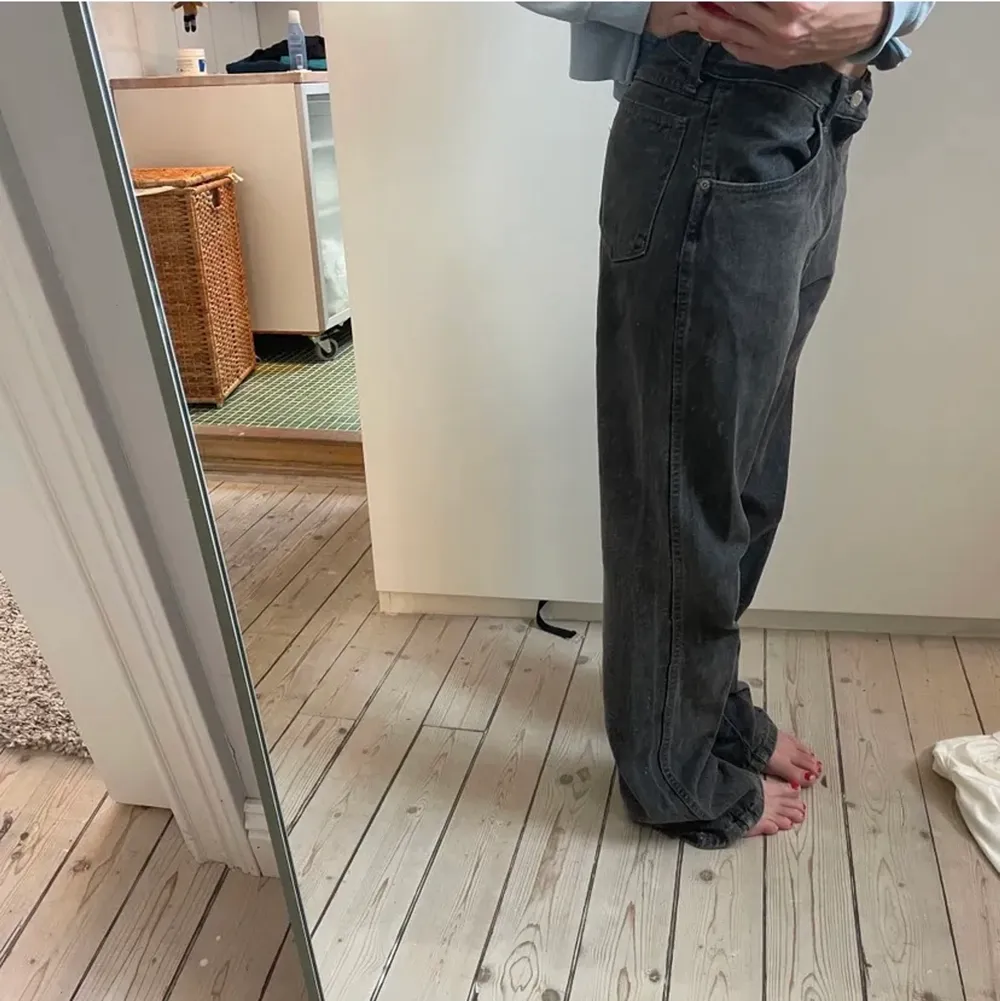 Vintage Levis jeans X wrangler. Strl 32/32 men sitter en aning mindre så skulle säga att de passar XS/S bärare. (Lånade bilder, hon på bilden är 165). . Jeans & Byxor.