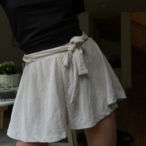 Linneshorts, Bershka - Superhärliga somriga shorts från Bershka!🌟 resår i midjan och knytband som man kan knyta fram, eller bak!❤️