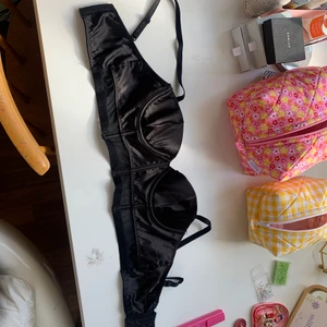Bralette - Bralette ish som jag köpte här på plick men som är för liten för mig i midjan😩 ny skick!!