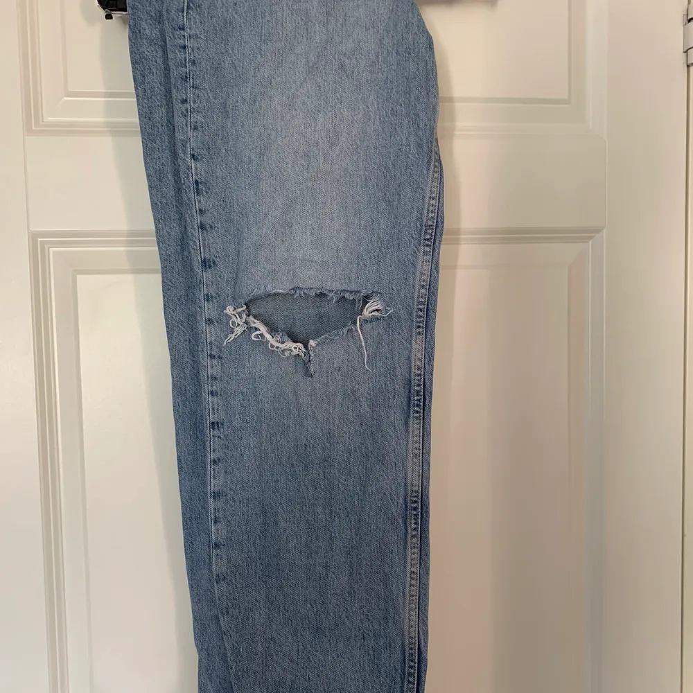 Blå vida jeans från Gina, storlek 40. Jeans & Byxor.