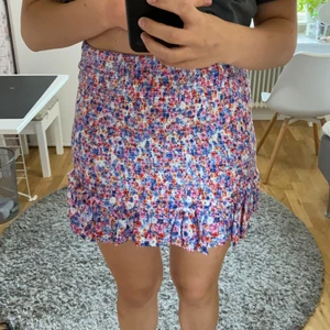 New yorker  - Kjol från new yorker storlek L inte använd en enda gång, lappen sitter fortfarande kvar på den 