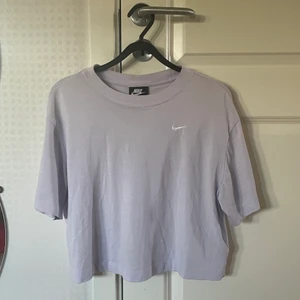 Nike tröja - T shirt från Nike i bred modell. Inte använd mycket, alltså i bra skick! Lägger ut igen då förra köparen slutade svara. Bud är bindande😊