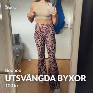 Utsvängda byxor  - Skit snygga byxor från Boohoo (Jag är 180 lång på bilden)  Storlek s/m  Knappt använda