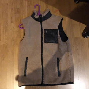 Brun väst - Brun väst köpt på lager 157, inget fel på den, knappt använd. Betalning sker på swish, köparen står för frakt