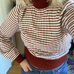 Soaked in luxury tröja - En långärmad med lite balkong ärmar, och halv turtle neck tröja från märket soaked in luxury! Den har ett litet hål i en söm på ena ärmen som lätt går att fixa, kan även sy igen det själv innan jag fraktar 💕 fråga om mer bilder osv, köparen står för frakt ✌🏼