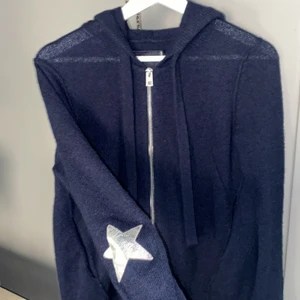 Zadig kashmir zip - Jättefin kashmir zip hoodie med stjärnor på armbågarna. Skriv provat för mer frågor