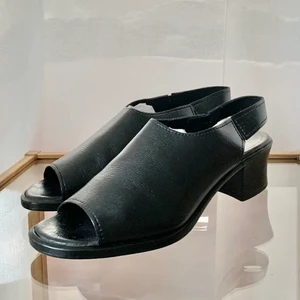 Slingbacks - Slingbacks i skinn, strl 38. Säljer dom pga använder för sällan! Begagnande men i gott skick❤️❤️