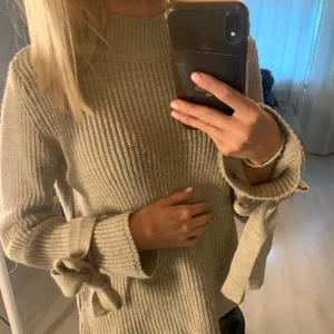 stickad tröja - beige stickad tröja som man knyter runt armarna 🤍