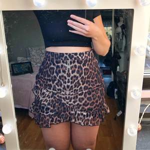 Detta är en leopard kjol i ett meshtyg från Nelly! Passformen är perfekt och den är lagom kort🌸🐆 Trodde jag skulle ha mer andvändning av denna skönhet!