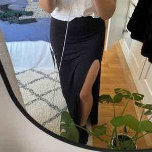 Långkjol  - Säljer denna långkjolen som passar perfekt nu till hösten 🍂🍂  skriv om du funderar över något😊