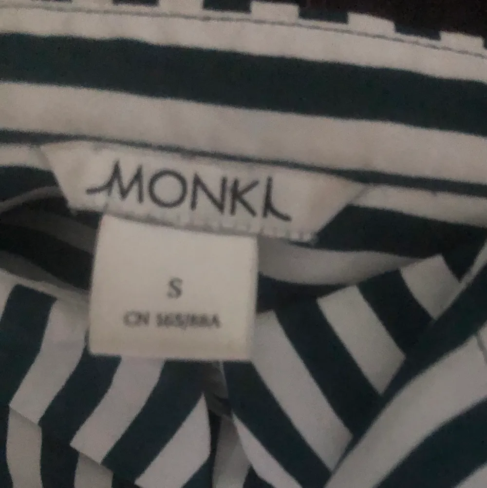En luftig och snygg skjorta från monki, inga skador eller fläckar! . Blusar.