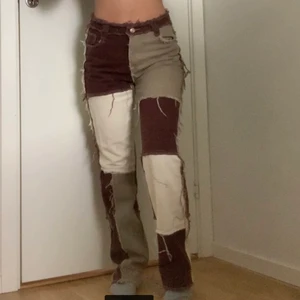 Jaded London Bruna Patch Jeans  - Bruna patwork jeans från jaded london! Såå snyggga men använder nästan aldrig😭 köpt för 800kr. Sitter skiit fint på kroppen😍 kommer sätta på budgivning om de behövs
