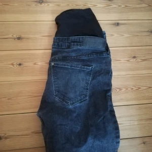 Jeans  - Gravid jeans från Hm. använda men bra skick. Lite trasig i mudden, se bild. 
