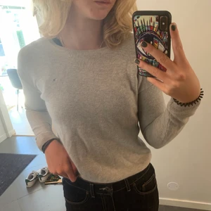 Sweatshirt  - Grå snygg sweatshirt från tommy hilfiger. Garderob utränsning, kolla andra annonser!