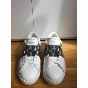 Valentino sneakers - LÄS ALLT I BESKRIVNINGEN INNAN NI FRÅGAR. SÅLT MARKERAS SÅLT. Säljer dessa valentino sneakers i super bra skick, endast insidan som är lite sliten. Har blivit för små för min bror och för stora för mig så därför säljer jag dem. Köparen står för frakten och priset står längre ner