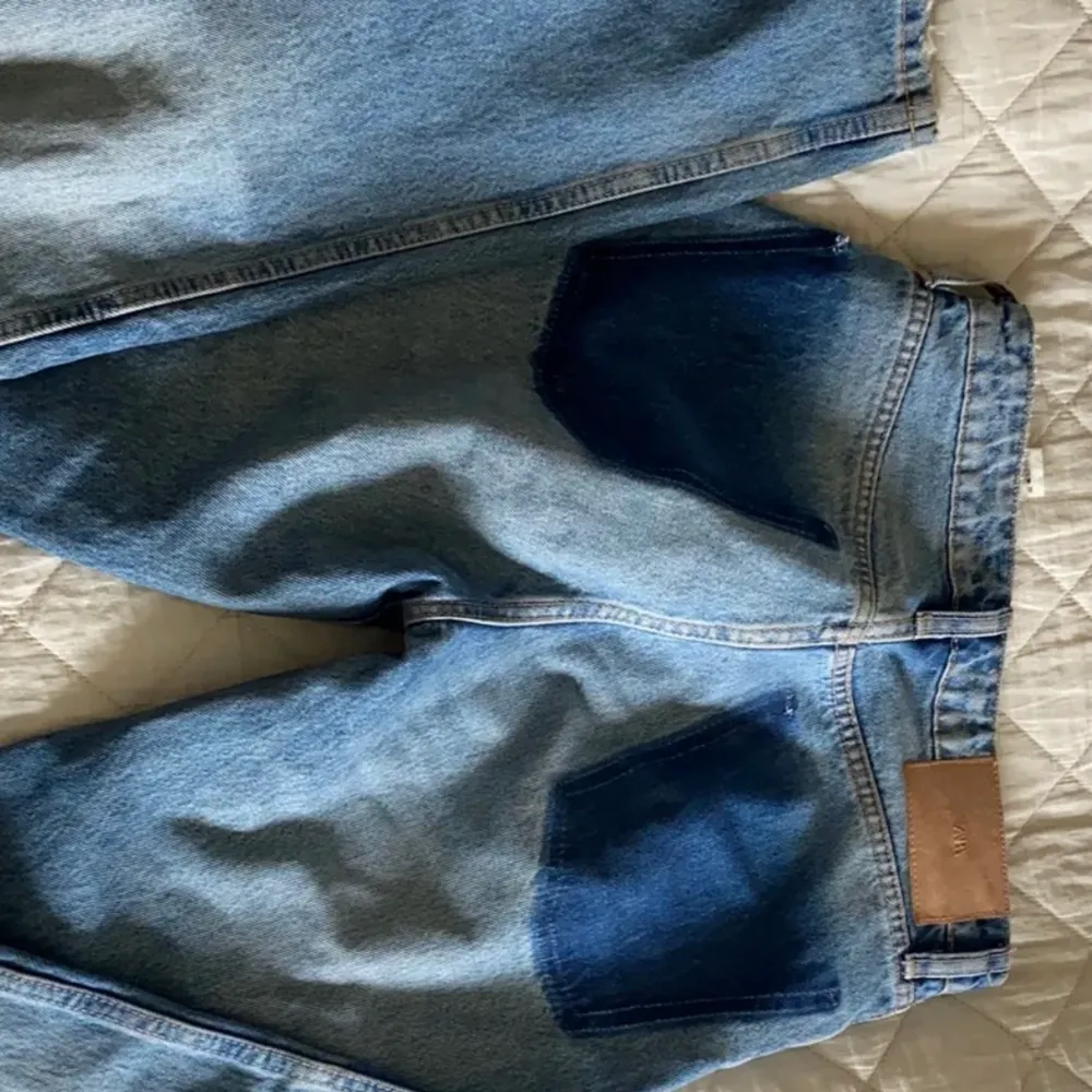 Intressekoll på mina snygga Mid waist, light washed zara jeans❤️. Säljer pga för lite användning o rensar ut garderoben😩❤️ så snygga dock undrar vilka som är intresserade?. Jeans & Byxor.