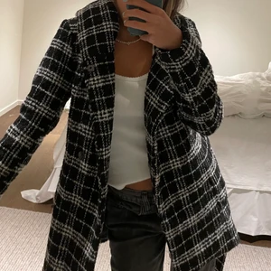 HÖST KAPPA🌼 - Sjukt snygg höst kappa, nyskick!!! Varmt och mysigt material som håller en varm på hösten🍂🍁 3 för 2 på allt!!💞💞