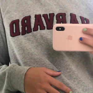 Vintage sweatshirt  - Vintage sweatshirt. Använd va 3 gånger så i nyskick. Passar xs-m! Vid flera intresserade blir det budgivning!