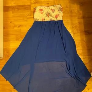 Sommarklänning i storlek S/M - Sommarklänning som aldrig har varit använd. Alltså i nyskick. Storlek S/M. Kort fram och längre bak. Väldigt stretchig klänning. Inga axelband. Superfin klänning💕